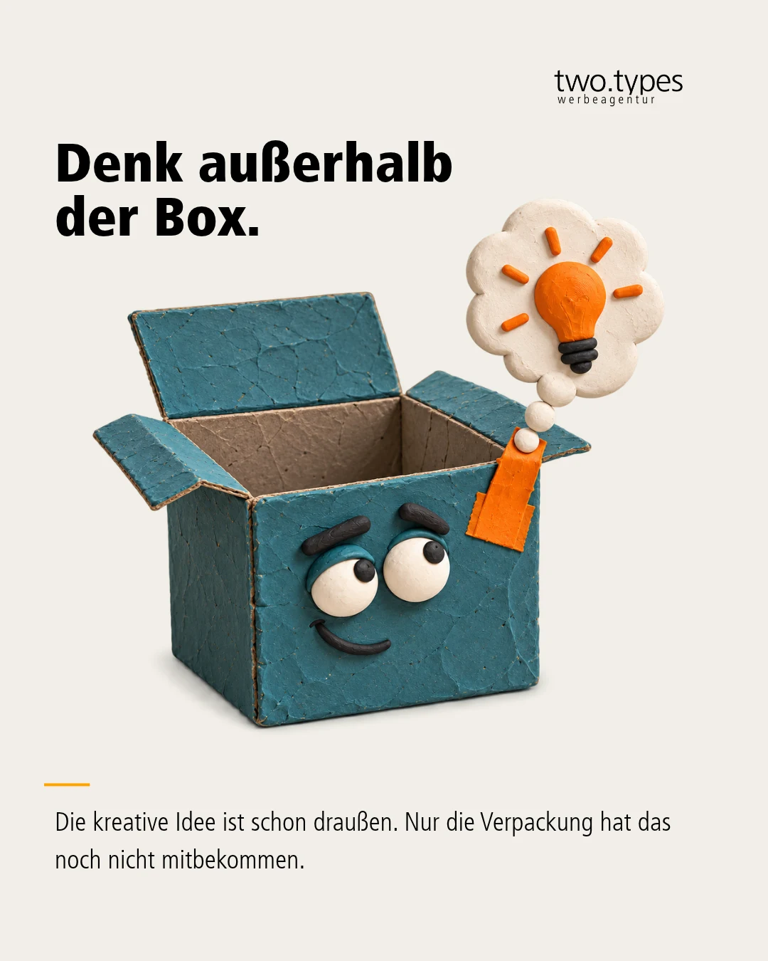 Eine Knetfigur als offener petrolfarbener Karton. Außen klebt eine Gedankenblase mit orangefarbener Glühbirne.