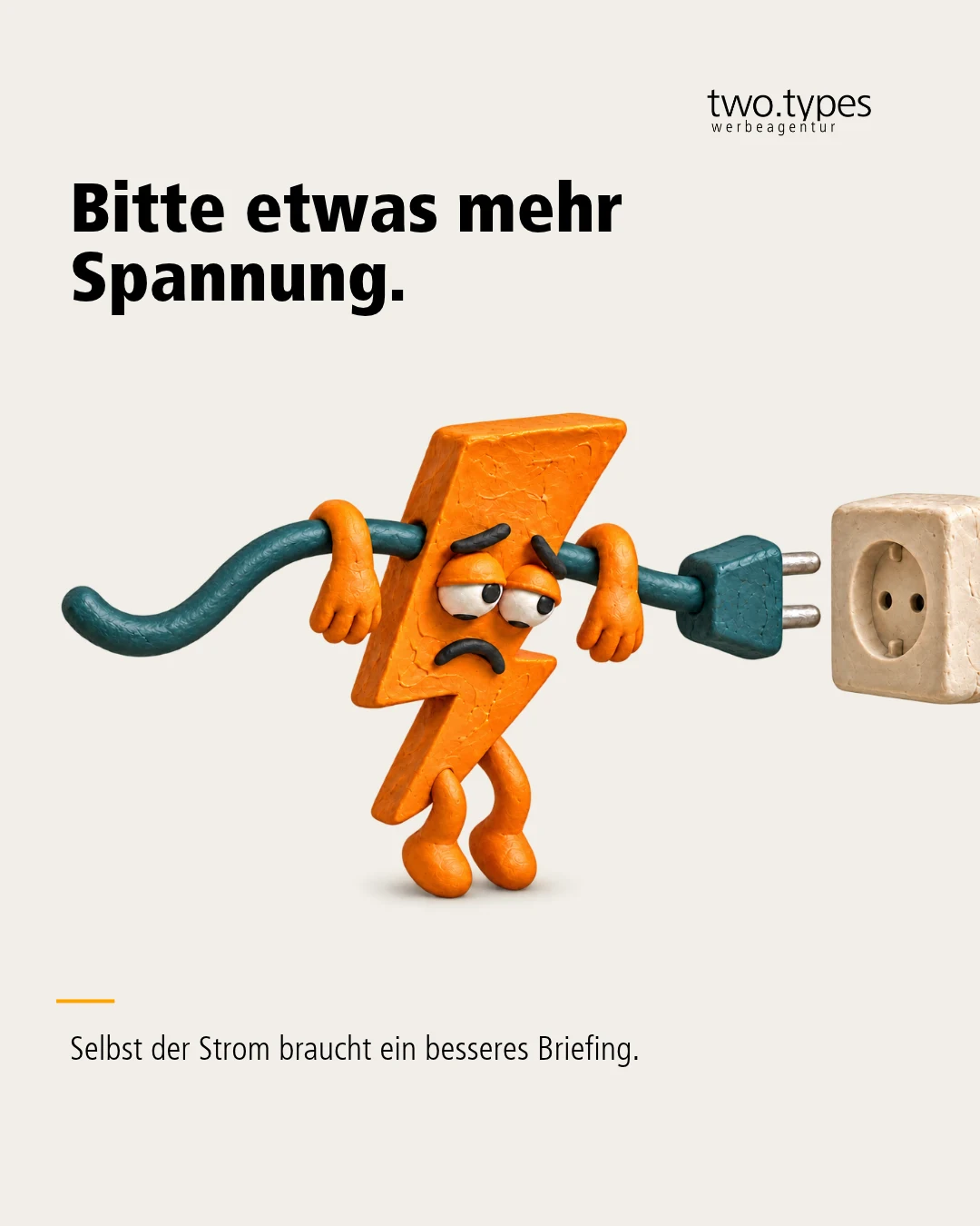Ein müder orangefarbener Blitz hält ein Stromkabel; sein Stecker hängt knapp vor einer Steckdose.