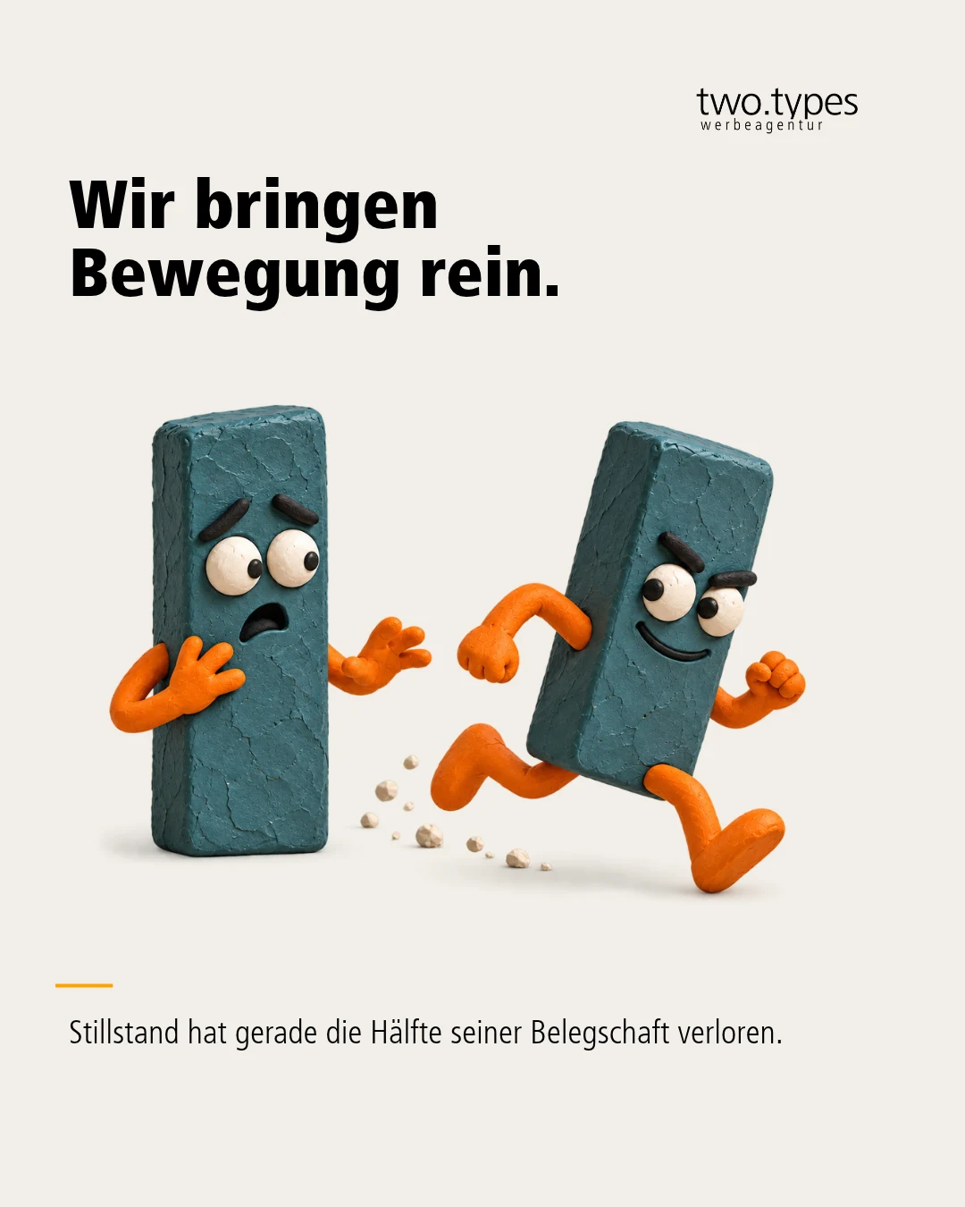 Ein petrolfarbener Knetklotz läuft davon, während sein stehen gebliebener Kollege verdutzt hinterherschaut.