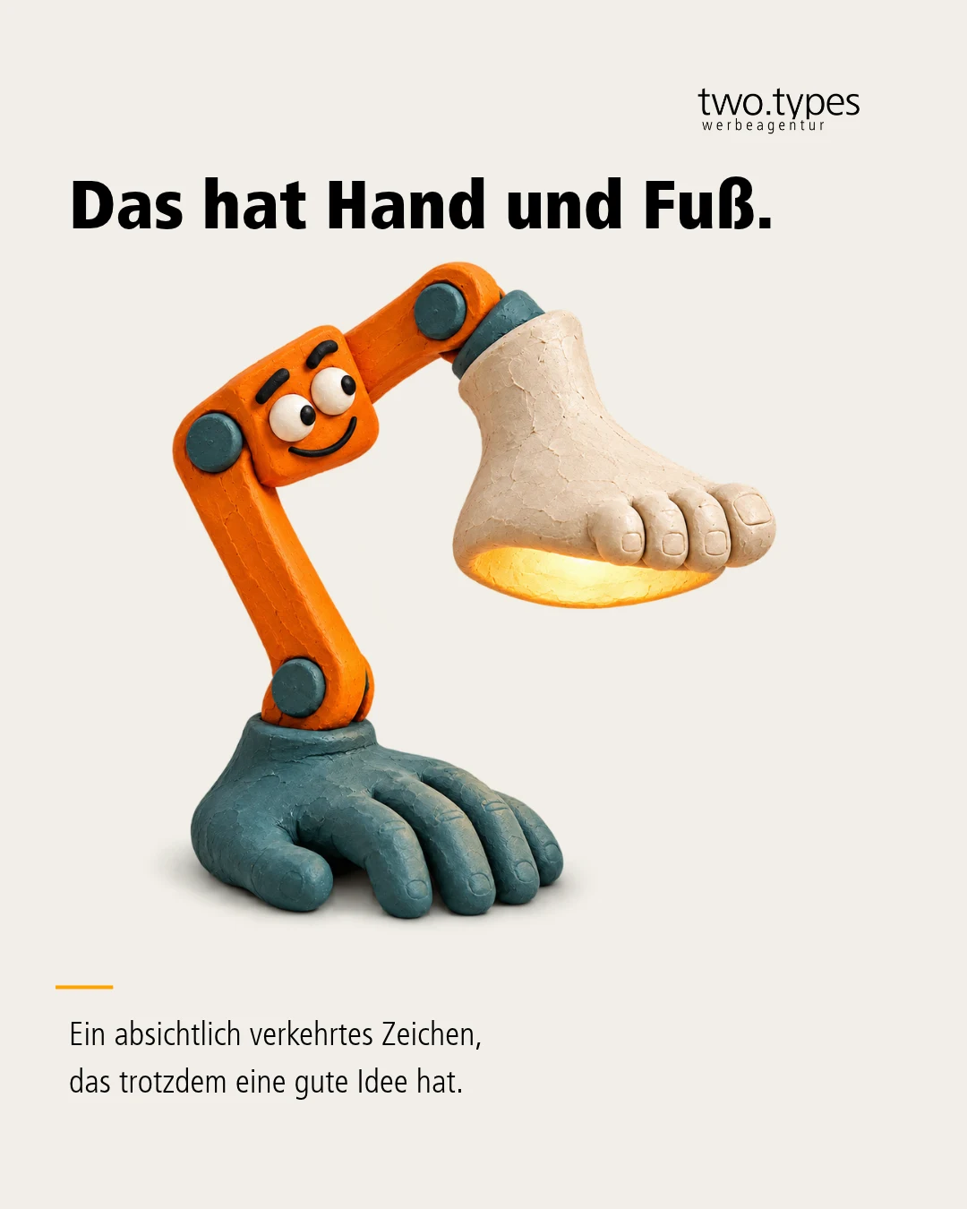 Ein orangefarbiger Gelenkarm steht auf einer riesigen Hand und trägt am anderen Ende einen Fuß.