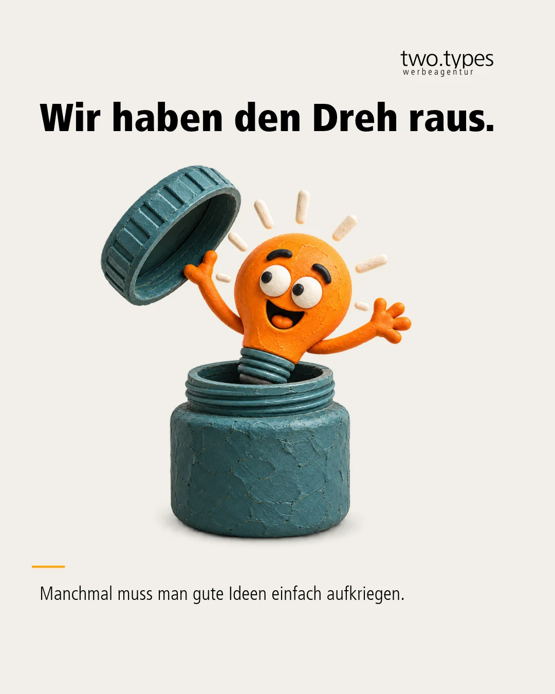Eine orange Glühbirnenfigur hebt den Schraubdeckel einer petrolfarbenen Dose und schaut daraus hervor.