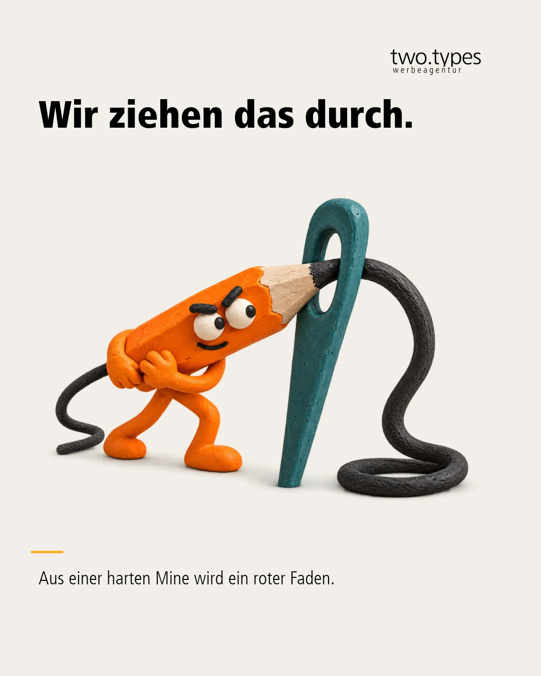 Eine orange Bleistiftfigur zieht einen dunklen Faden durch das Öhr einer übergroßen petrolfarbenen Nadel.