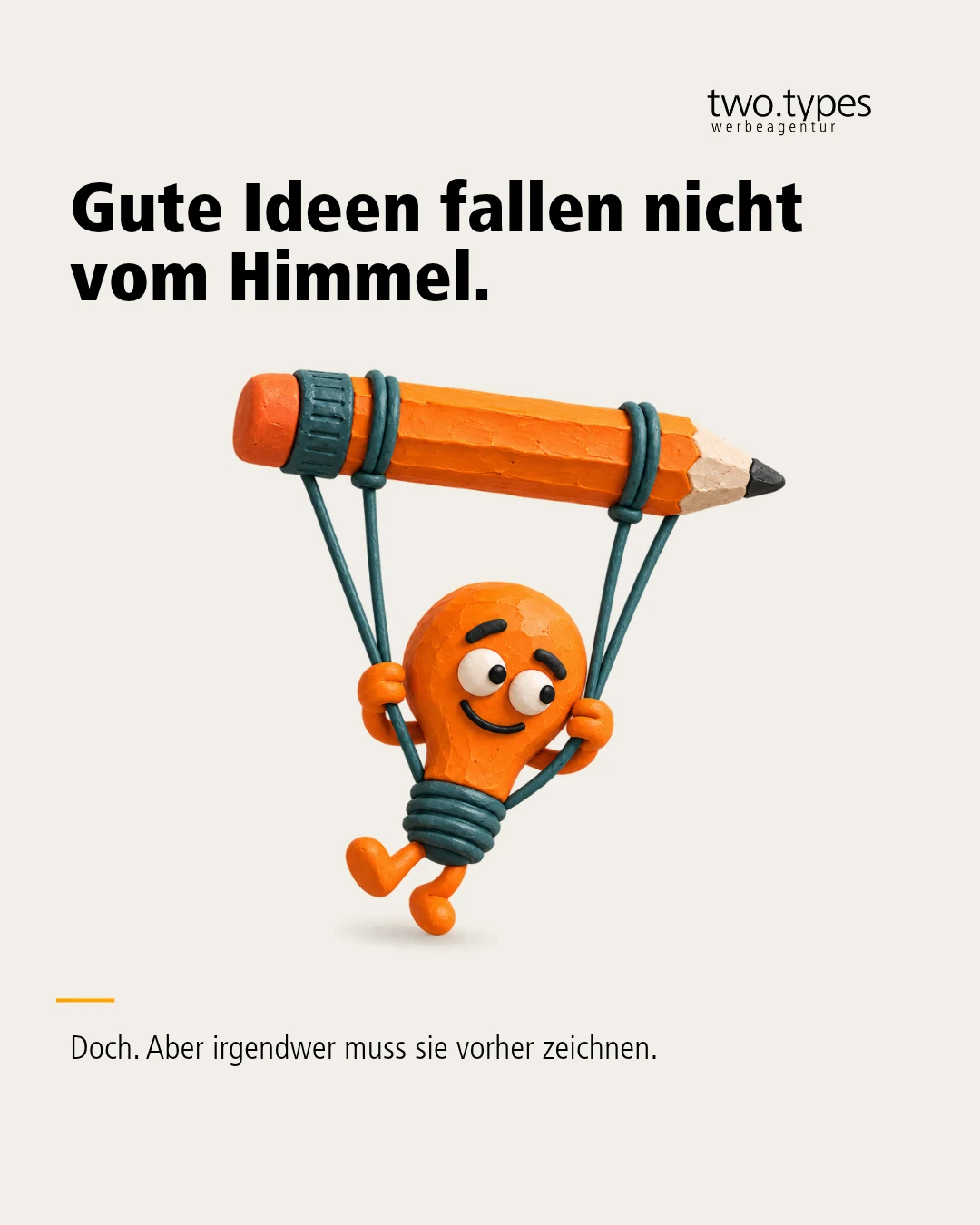 Eine orange Glühbirne schwebt an Schnüren unter einem waagerechten Bleistift wie an einem Fallschirm.