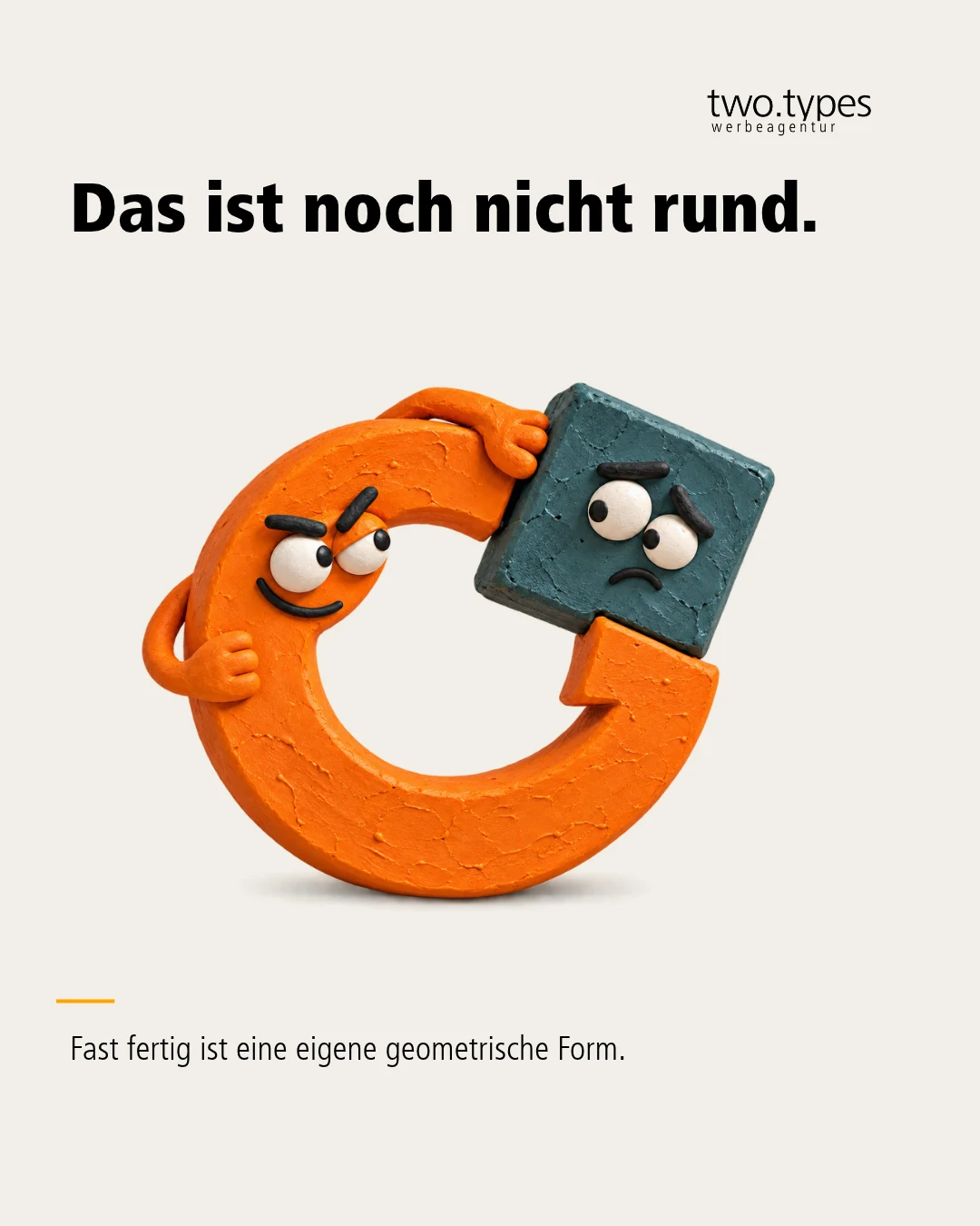 Ein orangefarbiger Ring versucht, seine Lücke mit einem eckigen petrolfarbenen Klotz zu schließen.