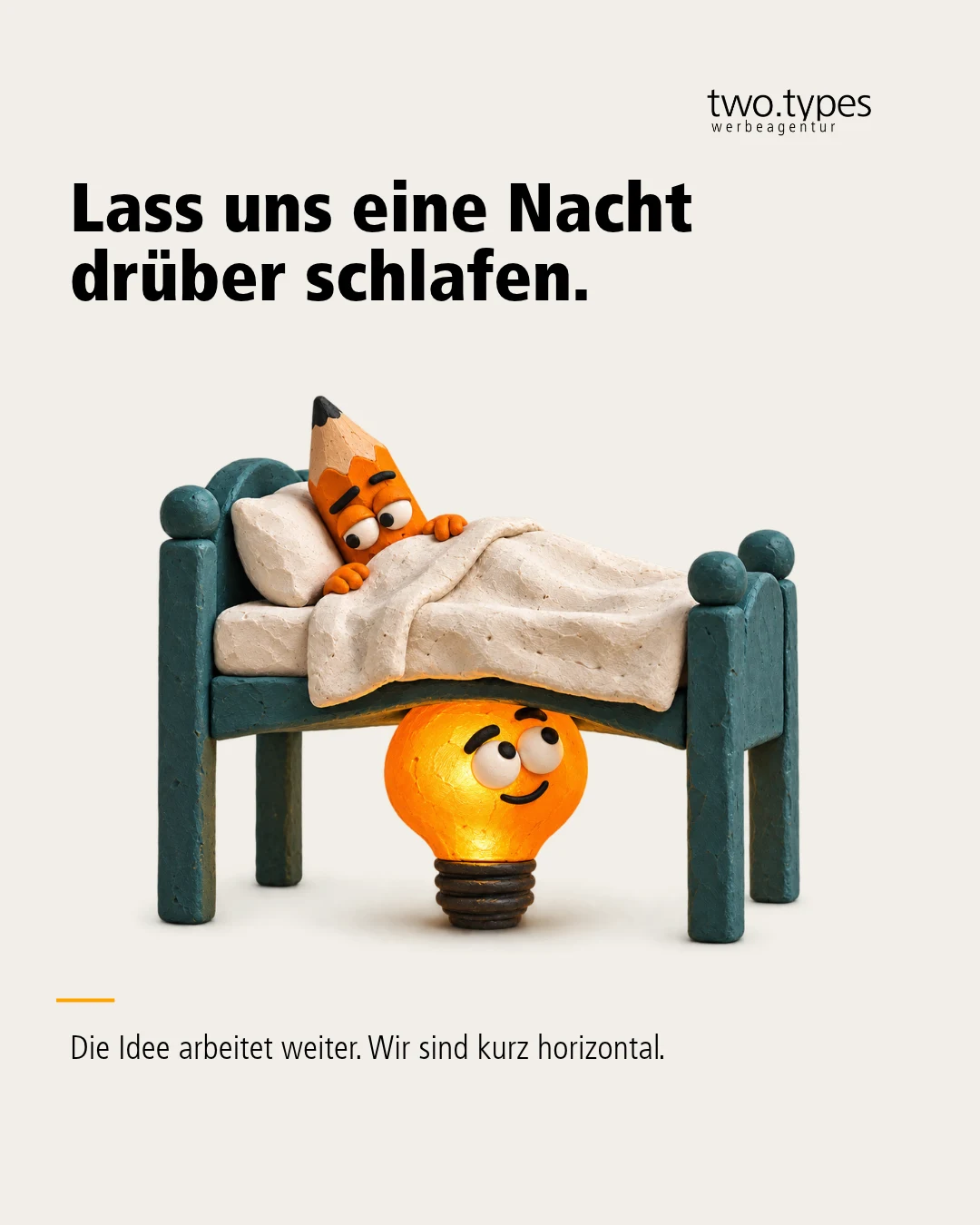 Ein Bleistift schläft zugedeckt im Bett, während darunter eine wache gelbe Glühbirne leuchtet.