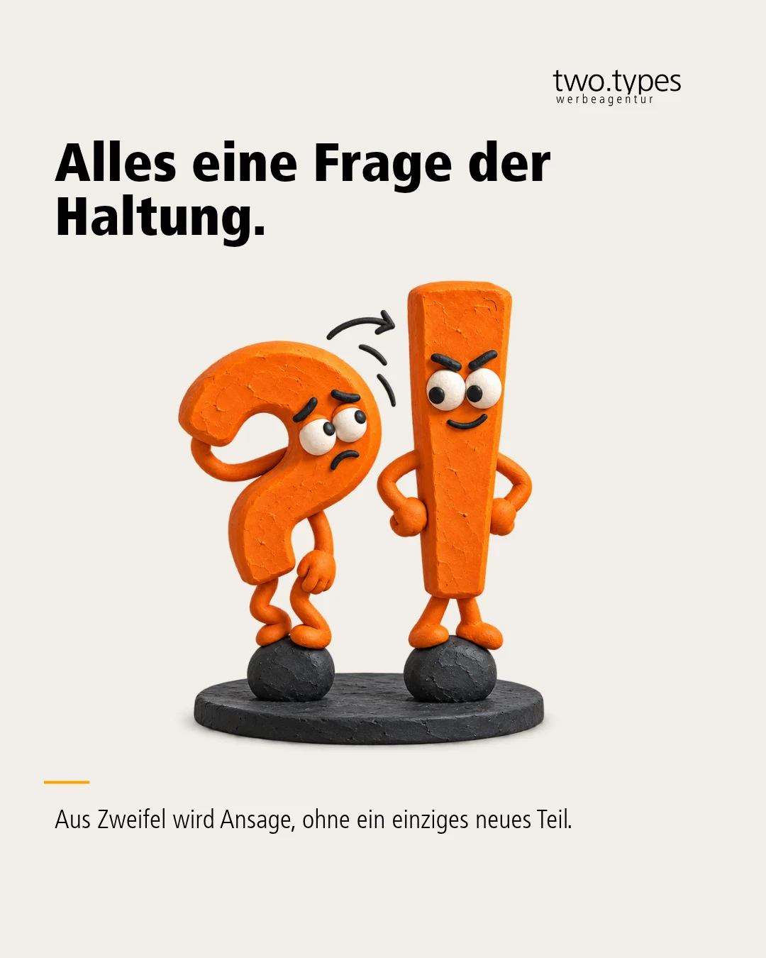 Ein gebeugtes orangefarbenes Fragezeichen steht neben einem aufrechten Ausrufezeichen auf einem gemeinsamen Sockel.