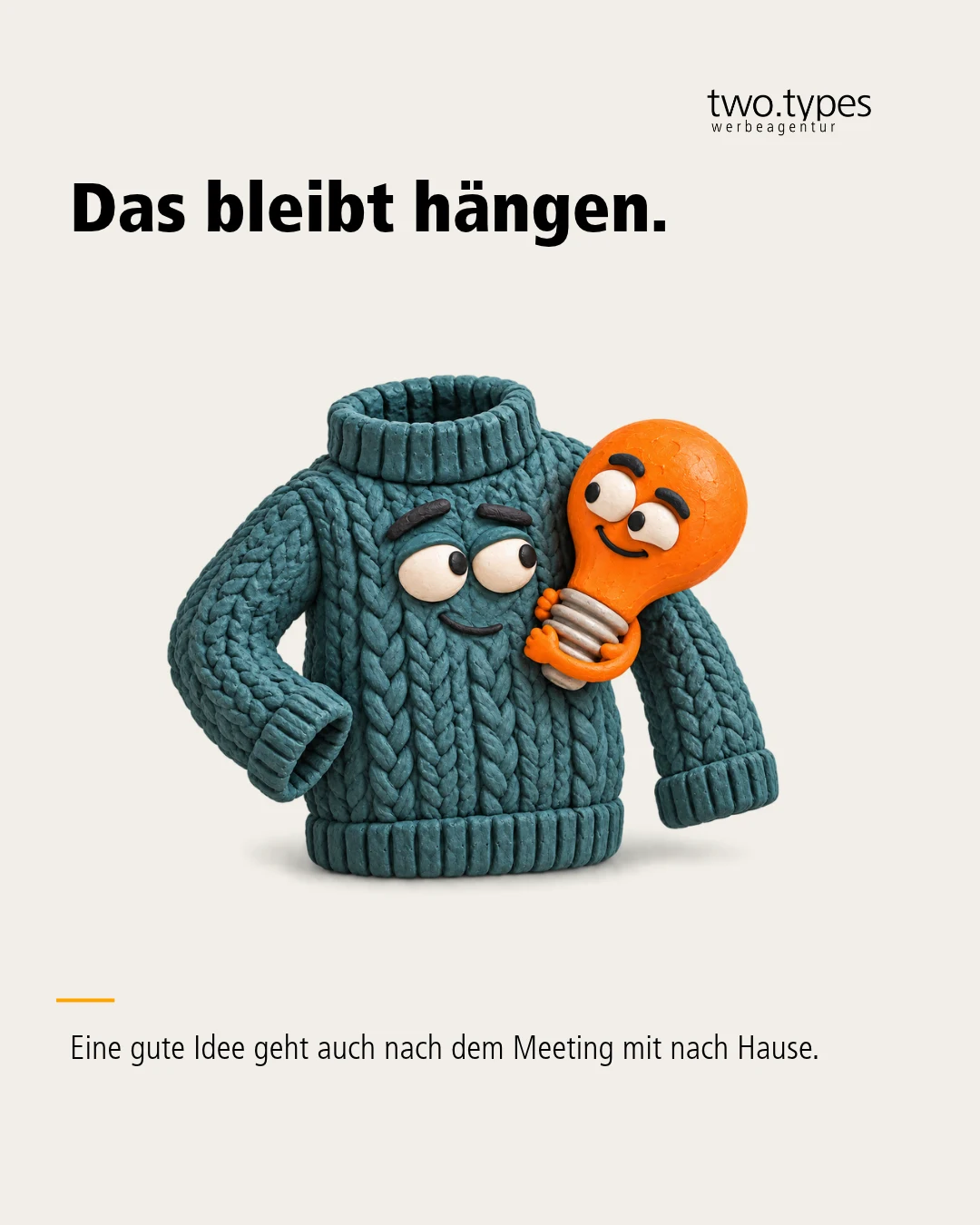 Ein petrolfarbener Strickpullover hält eine orange Glühbirne wie eine hartnäckig hängengebliebene Idee fest.