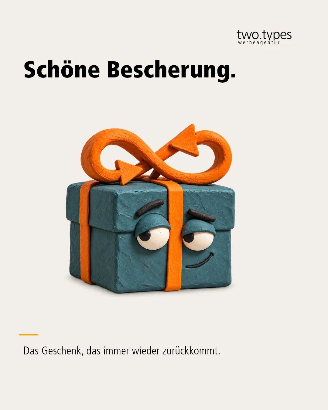 Ein petrolfarbenes Geschenkpaket trägt statt einer gewöhnlichen Schleife ein orangefarbenes Unendlichkeitszeichen.